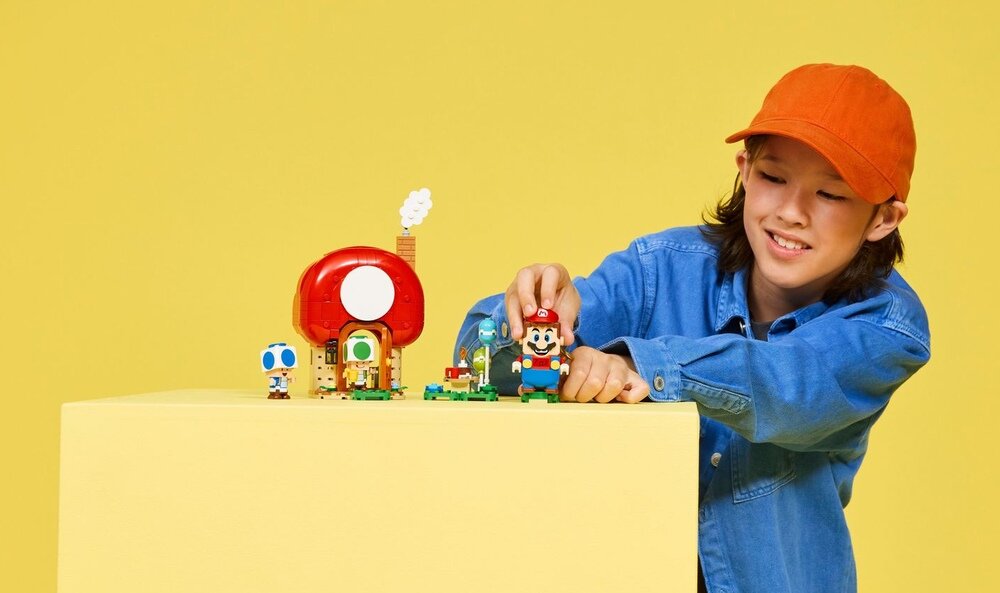 LEGO 72041 Super Mario Toad i domówka  18 cm wysokości, 12 cm szerokości i 12 cm głębokości 