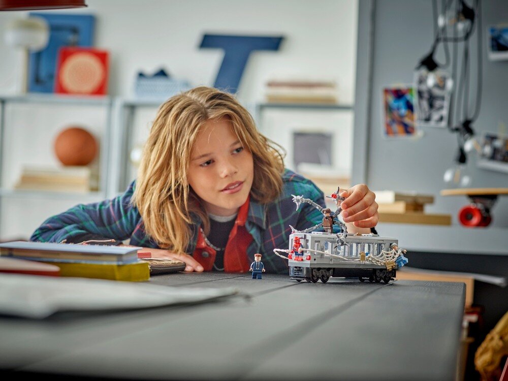 LEGO 76321 Marvel Spider-Man kontra Doc Ock — scena w metrze 8 cm wysokości, 23 cm długości i 5 cm szerokości 