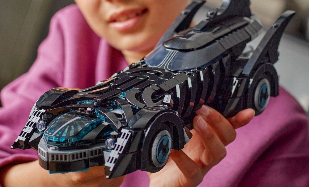 LEGO 76304 DC Batman Batmobil Batman Forever elementy opis konstrukcji wiek uniwersum DC LEGO DC Batman
 