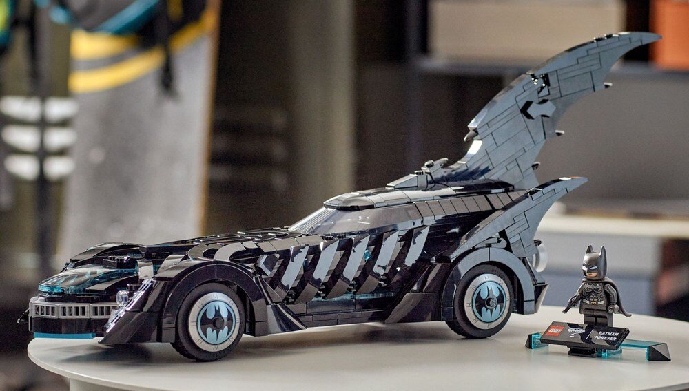 LEGO 76304 DC Batman Batmobil Batman Forever Pojazd  ruchome koła kokpit 