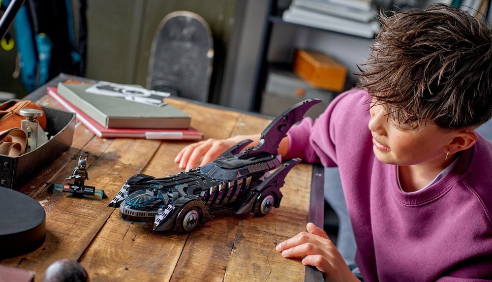 LEGO 76304 DC Batman Batmobil Batman Forever realistyczny model do zabawy 17 cm wysokości, 41 cm długości i 12 cm szerokości 