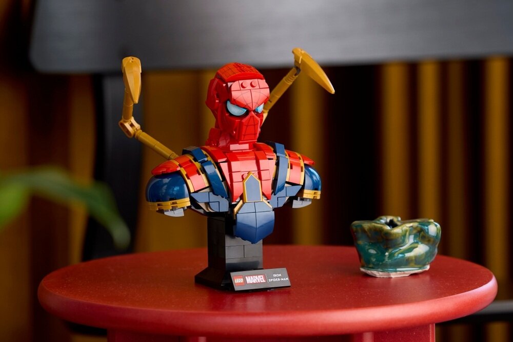 LEGO 76326 Marvel Popiersie Iron Spider-Mana   kv lifestyle początek opisu sekcja nagłówkowa