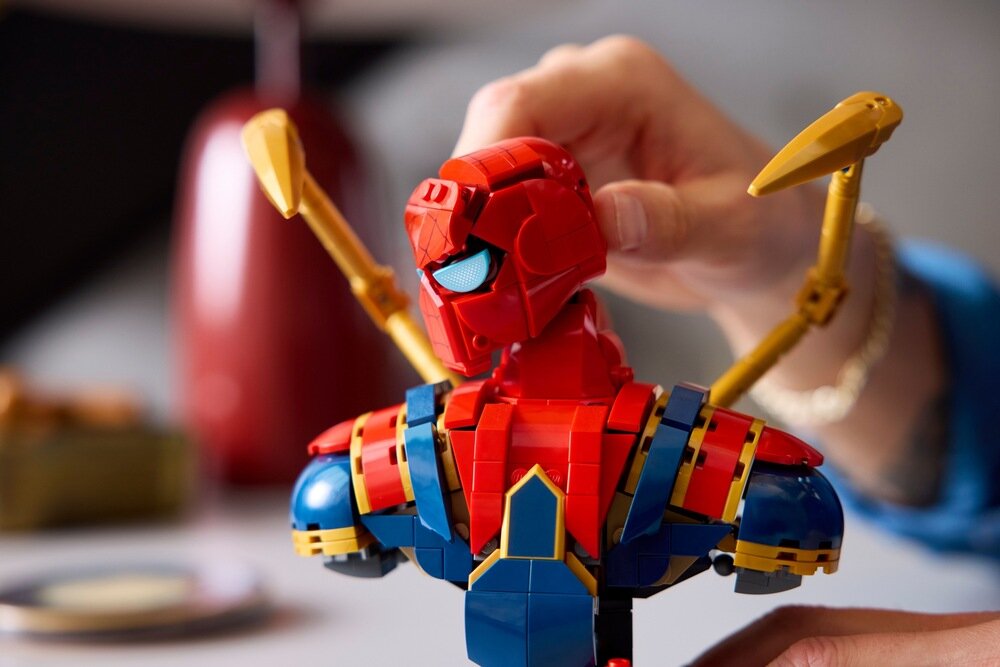 LEGO 76326 Marvel Popiersie Iron Spider-Mana elementy opis konstrukcji wiek