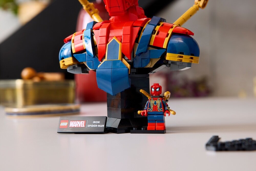 LEGO 76326 Marvel Popiersie Iron Spider-Mana detale minifigurka LEGO Iron Spider-Mana
