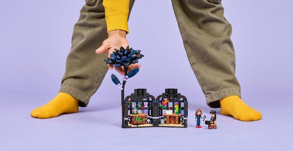 LEGO 76784 Wednesday Kwiat czarnej dalii kv lifestyle początek opisu sekcja nagłówkowa
