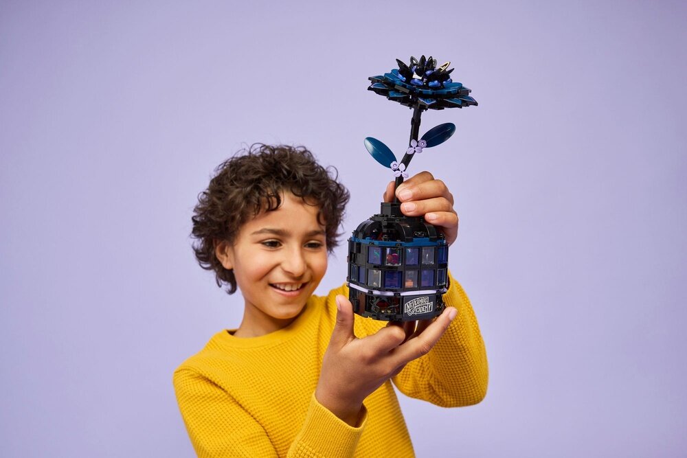 LEGO 76784 Wednesday Kwiat czarnej dalii detale z serialu Wednesday