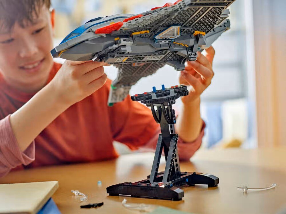 LEGO 76325 Marvel Avengers: Czas Ultrona — Quinjet otwierany kokpit dwa miotacze klocków odczepiana, obrotowa podstawka schowek na broń Czarnej Wdowy i łuk Hawkeye’a