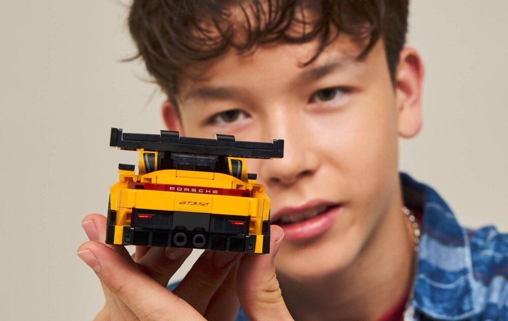 LEGO 77239 Speed Champions Supersamochód Porsche 911 GT3 RS sylwetka detale elementy