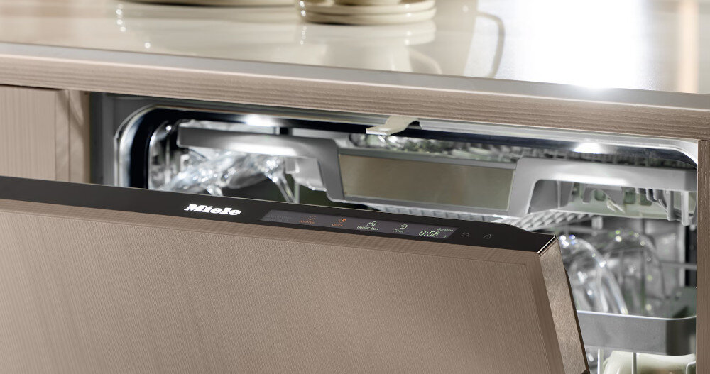 Zmywarka MIELE G 7980 SCVi zdjęcie lifestyle uchylone drzwiczki moc czyszczenia QuickPowerWash UltraTabs połączenie