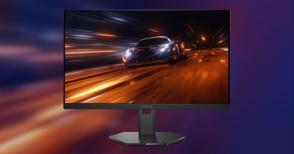 Monitor LENOVO Legion 27Q-10 27 cali 2560x1440px IPS 240Hz 0.5 [MPRT] prezentacja monitora od przodu na ekranie jadący samochów w tle poświata światła i fioletowy gradient panel z podświetleniem WLED żywe kolory dokładność wyświetlania proporcje