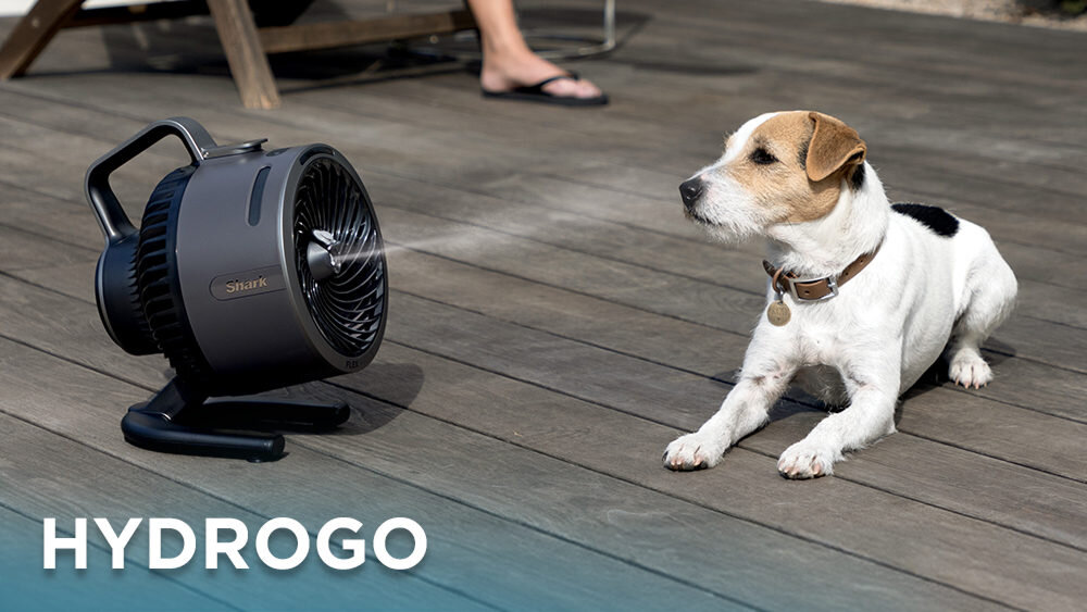 Wentylator SHARK FlexBrezze HydroGo FA050EU zdjęcie lifestyle Poczuj chłodną bryzę Technologia HydroGo chłodząca bryza przyjemne orzeźwienie w upalne dni
