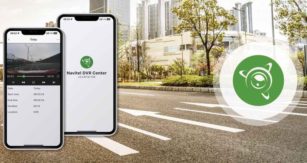 Wideorejestrator NAVITEL RS990 GPS  na tle drogi   