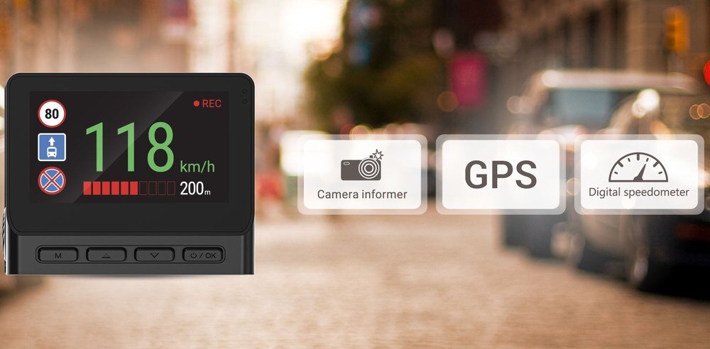 Wideorejestrator NAVITEL RS990 GPS na tle drogi   