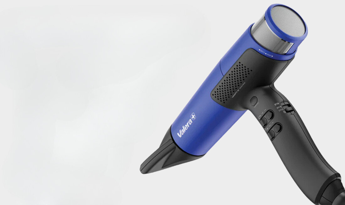 Suszarka VALERA VanityCare AI Granatowy 2000W Design, który podkreśla charakter dwa tryby pracy – CARE i MAX 18 kombinacji ustawień temperatury i nawiewu diody LED stylizacja na białym tle zbliżenie na suszarkę