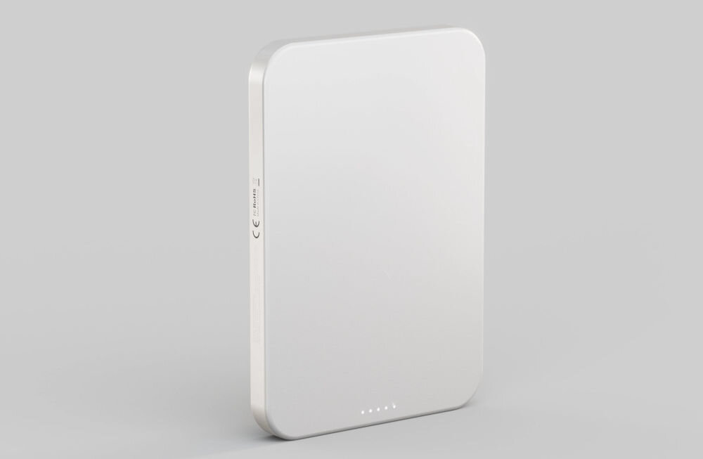Biały powerbank o prostokątnym kształcie z zaokrąglonymi rogami, posiadający pięć małych diod na jednej z krawędzi. Na bocznej stronie widoczny jest tekst: \'CE ZENS 15W\'.