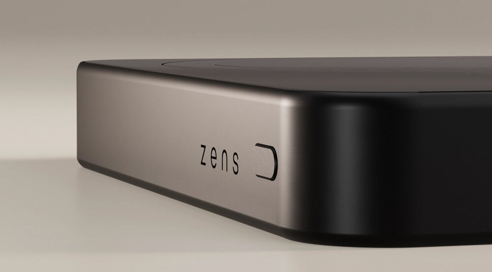 Na obrazie widoczny jest czarny powerbank z napisem \'zens\' na boku. Urządzenie ma gładką, matową powierzchnię.