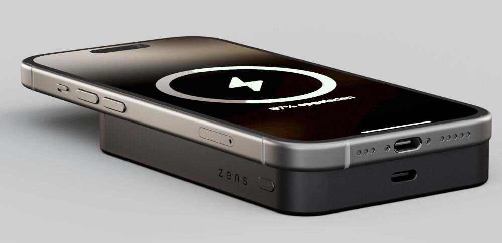 Na obrazie widoczny jest czarny powerbank z logo \'zens\', na którym leży smartfon z wyświetlaczem pokazującym ikonę ładowania i napis \'67% opadowanie\'.