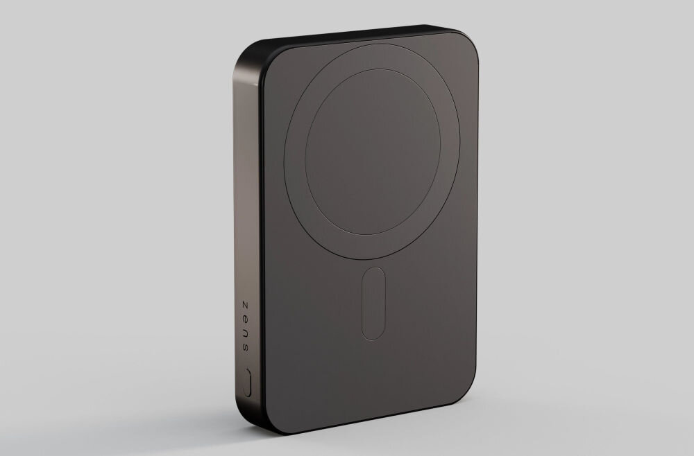 Czarny powerbank o prostokątnym kształcie z zaokrąglonymi krawędziami, z widocznym logo \'zens\' na boku. Na powierzchni znajduje się okrągły wzór i podłużny element.