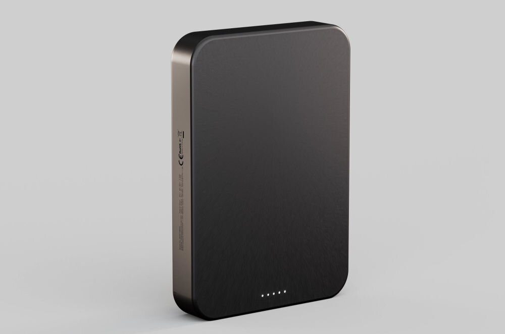Czarny powerbank o zaokrąglonych krawędziach z widocznymi pięcioma diodami na jednej z powierzchni. Na bocznej krawędzi znajduje się tekst z oznaczeniami CE i innymi informacjami technicznymi.