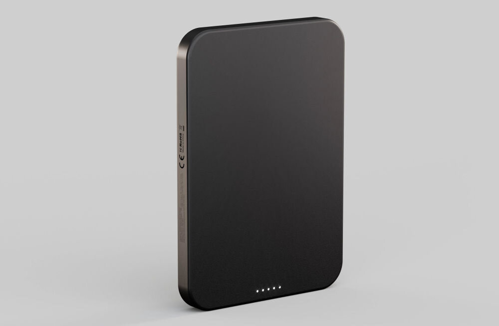 Czarny powerbank o prostokątnym kształcie z zaokrąglonymi rogami, posiada pięć małych diod na jednej z powierzchni. Na boku widoczne są oznaczenia CE i inne informacje techniczne.
