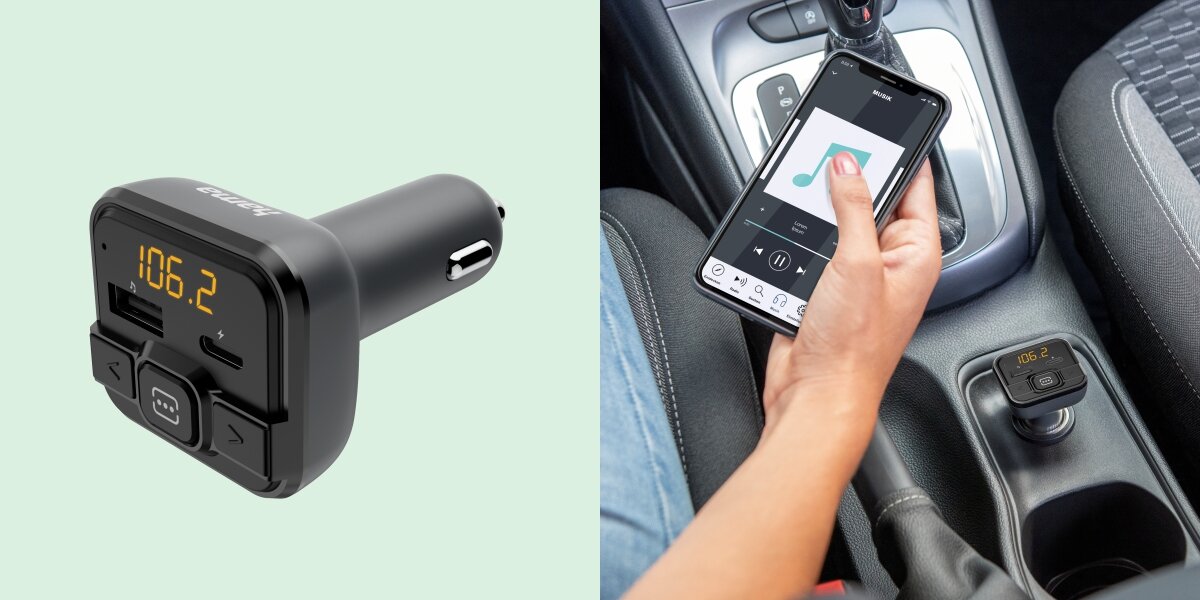 Na obrazie widoczny jest czarno-szary transmiter FM z wyświetlaczem pokazującym \'106.2\' oraz przyciskami funkcyjnymi. Obok, w samochodzie, osoba trzyma smartfon z aplikacją muzyczną, a transmiter jest podłączony do gniazda zapalniczki.