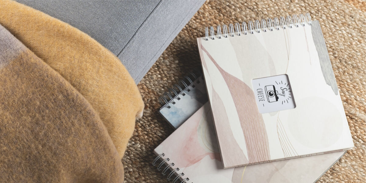 Album HAMA Spiral Watercolor Niebieski (50 stron) Twórz wspomnienia z pomysłem - albumy leżące obok kanapy