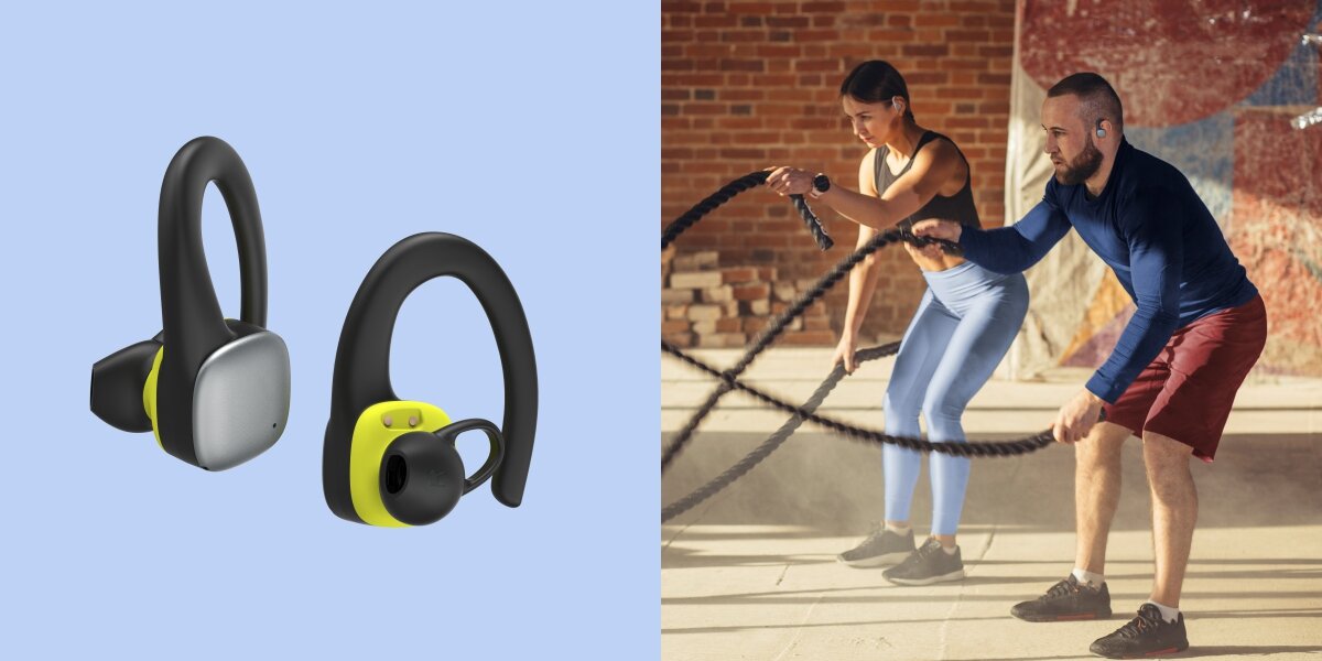 Dźwięk, który napędza Dwie pary bezprzewodowych słuchawek sportowych nausznych w kolorach czarnym, żółtym i srebrnym. Obok nich para używa słuchawek podczas intensywnego treningu z linami (Battle Ropes) na siłowni.
