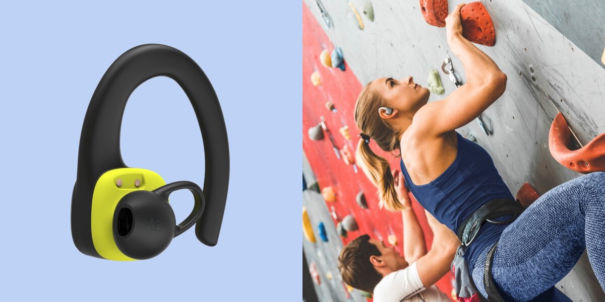 Wygoda i pewność ruchu Pojedyncza słuchawka douszna sportowa w kolorze czarno-żółtym z uchwytem nausznym, używana przez kobietę podczas wspinaczki ściankowej, podkreślając dopasowanie i stabilność.