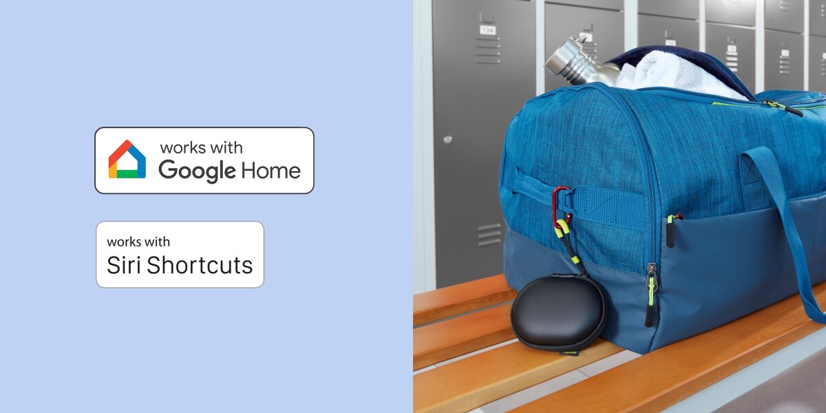 Sterowanie bez dotykania telefonu Torba sportowa z ręcznikiem na ławce w szatni, obok niej małe, czarne etui na słuchawki. Graficzne oznaczenia 'works with Google Home' i 'works with Siri Shortcuts' informujące o kompatybilności z asystentami głosowymi.