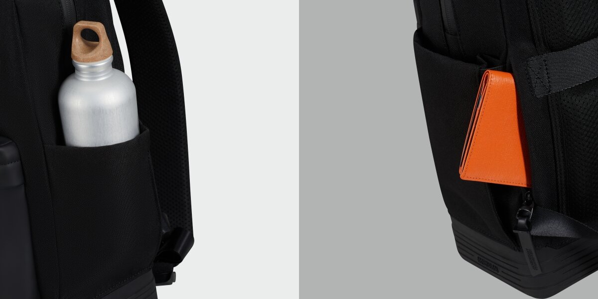 Plecak na laptopa AMERICAN TOURISTER Soulpack 15 cali Zbliżenie na boczne kieszenie plecaka z umieszczoną wewnątrz butelką na wodę oraz pomarańczowym portfelem. 