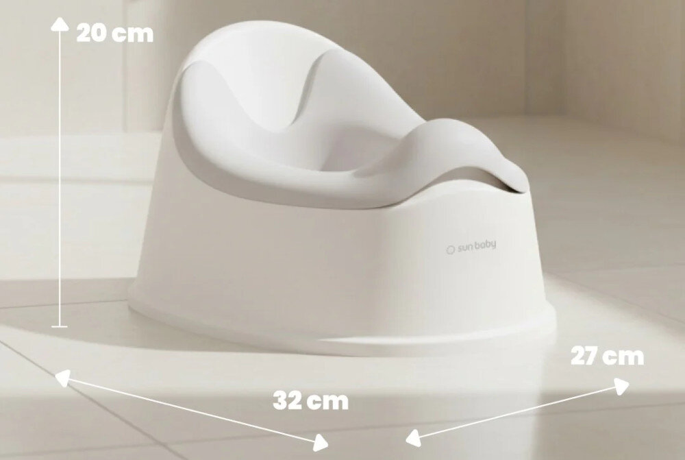 Na obrazie widoczny jest biało-szary nocnik z logo \'sun baby\'. Wymiary nocnika to 20 cm wysokości, 32 cm szerokości i 27 cm głębokości.