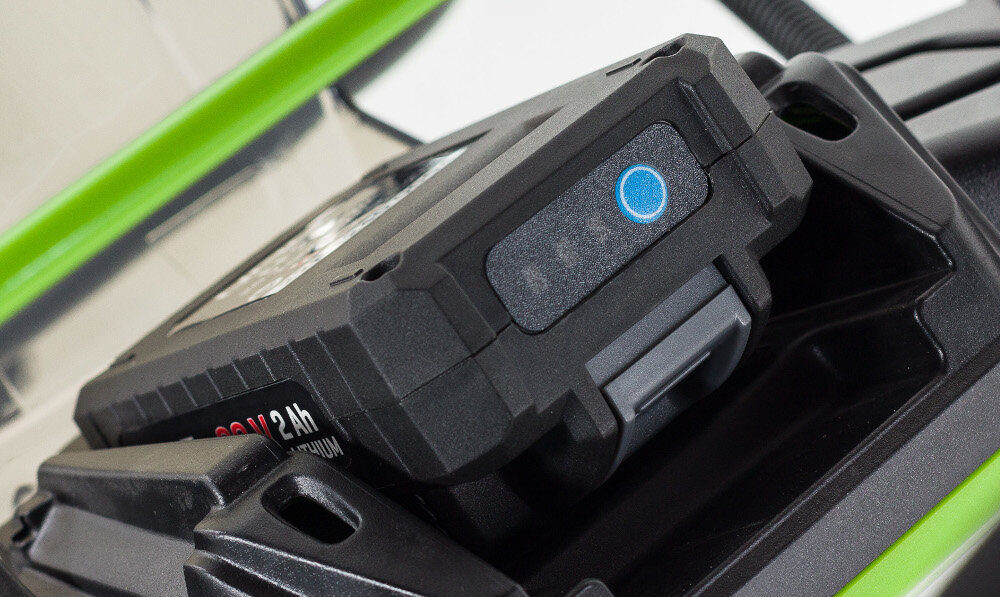 Kosiarka spalinowa NAC LS50-196-HS-ES z napędem rozrusznik elektryczny zasilany akumulator litowo-jonowy 1500 mAh ze wskaźnikiem naładowania na pulpicie przy rączce przycisk START klasyczny rozruch z linką