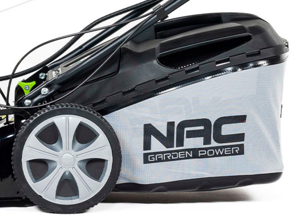 Kosiarka spalinowa NAC LS50-196-HS-ES z napędem kosz siatkowy z pokrywą przeciwpyłową 60 l pojemności aerodynamiczne prowadzenie powietrza duży otwór uchwyt na koszu koła zmniejszające opory toczenia 17,5 cm na przód 25 cm na tył 