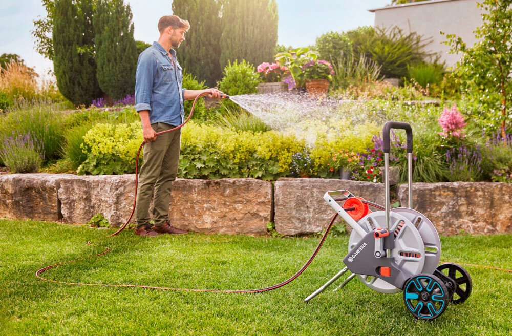 Wózek na wąż GARDENA CleverRoll L Easy metal 18550-20 przystosowany do wezy o dlugosci do 100 m i srednicy 13 mm 1/2 cala do 80 m przy srednicy 15 mm 5/8 cala do 50 m przy srednicy do 19 mm 3/4 cala swobodne operowanie