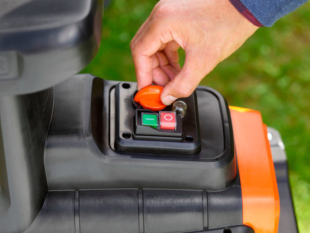 Rozdrabniacz do gałęzi BLACK&DECKER BEGAS5800-QS 2800W 40mm zbliżenie na włącznik/wyłącznik silnika silnik o mocy 2800 W płynność działania mechanizmu tnąco-rozdrabniającego szybkie i równomierne rozdrabnianie