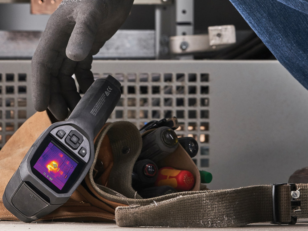 FLIR TG298 - kamera położona przy narzędziach