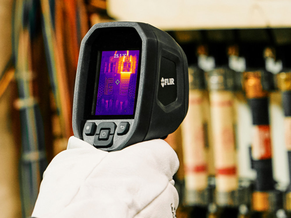FLIR TG298 Technologia MSX FLIR TG298 kamery wizualnej z termowizją czytanie etykiet rozdzielczości podczerwieni 160 x 120 px Super Resolution 320 x 240 px poprawianie jakości w czasie rzeczywistym MSX - kamera podczas inspekcji instalacji elektrycznej