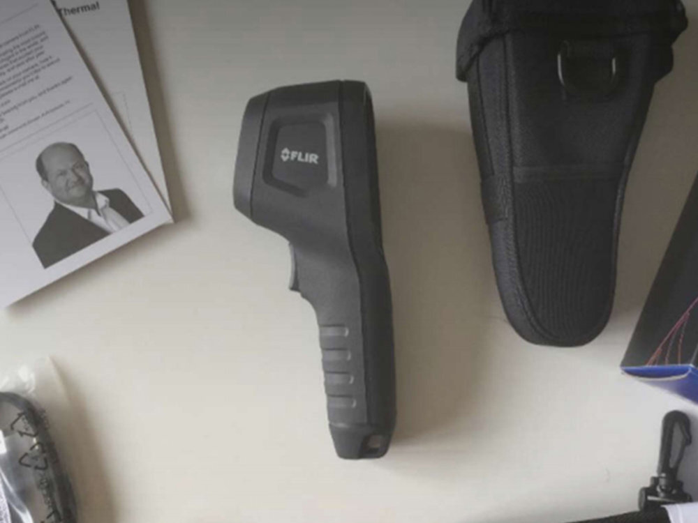 FLIR TG298 8 GB akumulator litowo-jonowy 3,7V na 5h USB-C  Kamera 2 Mpx wizualna galeria gwint 1/4 na statyw - kamera na blacie, obok etui i inne akcesoria