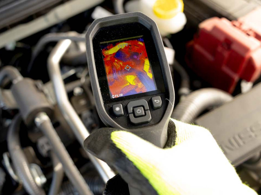 FLIR TG268 łączność Bluetooth FLIR METERLiNK przesyłanie zdjęć i danych pomiarowych w czasie rzeczywistym Połączenie bezprzewodowe raporty, analizy i dokumentację dla klienta telefonie lub tablecie - pomiar w komorze silnika auta