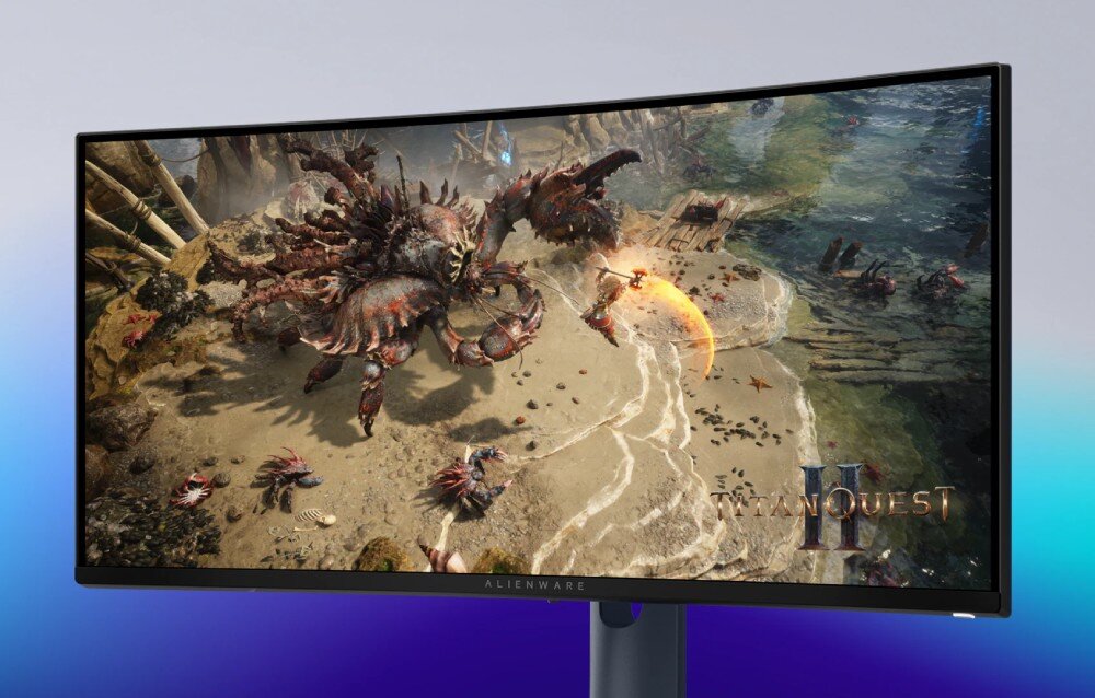 Monitor DELL Alienware AW3425DWM Zakrzywiony monitor wyświetlający dynamiczną scenę walki z gry 'Titan Quest II' z wielkim potworem przypominającym kraba na piaszczystej plaży