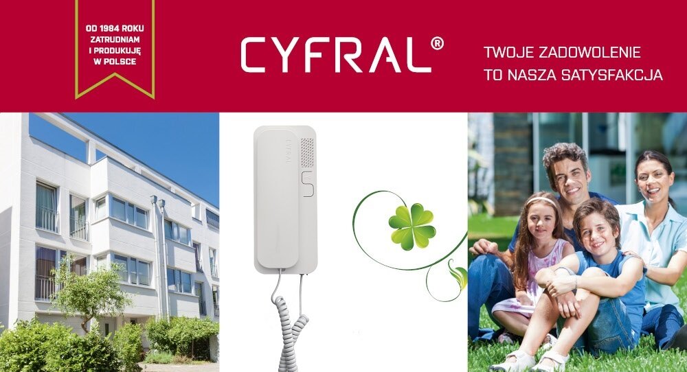 Obraz przedstawia biały unifon CYFRAL Smart z kablem spiralnym, obok którego znajduje się zielona koniczyna. W tle widoczne są budynki mieszkalne oraz rodzina siedząca na trawie.
