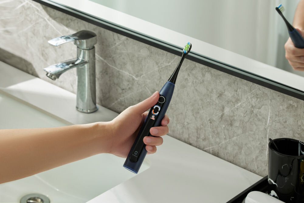 Szczoteczka soniczna OCLEAN X Lite Niebieski wbudowany wskaźnik poziomu baterii gotowa do użycia pełne naładowanie 180 minut do 40 dni działania rozwiązanie na co dzień podczas dłuższych podróży czyste zęby