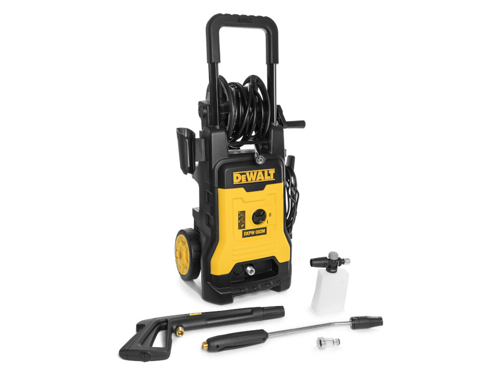 Na obrazie znajduje się żółto-czarna myjka ciśnieniowa z logo DEWALT, model DXPW002M-E, z wężem nawiniętym na górze. Obok myjki leżą akcesoria, w tym pistolet natryskowy, lanca i pojemnik na detergent.