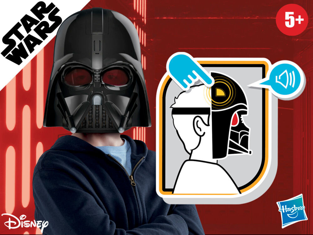Maska HASBRO Star Wars Darth Vader F94985E0 Mężczyzna w czarnej bluzie z kapturem prezentuje maskę Dartha Vadera na twarzy. Zdjęcie ukazuje proporcje zabawki względem dorosłego użytkownika oraz sposób jej dopasowania.