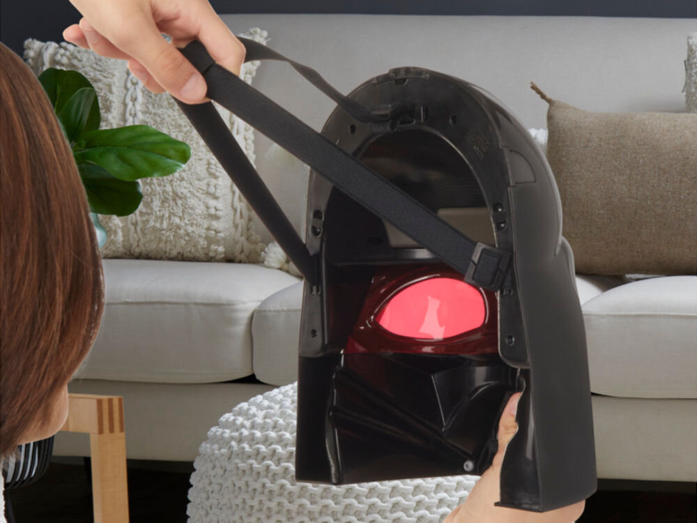 Maska HASBRO Star Wars Darth Vader F94985E0 Widok od tyłu na system mocowania maski Darth Vadera. Regulowane, elastyczne paski z klamrami pozwalają na stabilne dopasowanie zabawki do różnych rozmiarów głowy.