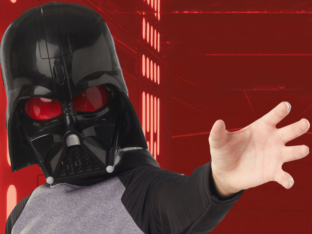 Maska HASBRO Star Wars Darth Vader F94985E0 Maska Star Wars Darth Vader z funkcją zmiany głosu obok oryginalnego, kolorowego opakowania Hasbro. Pudełko zawiera grafiki prezentujące sposób użycia oraz logo marki i serii.