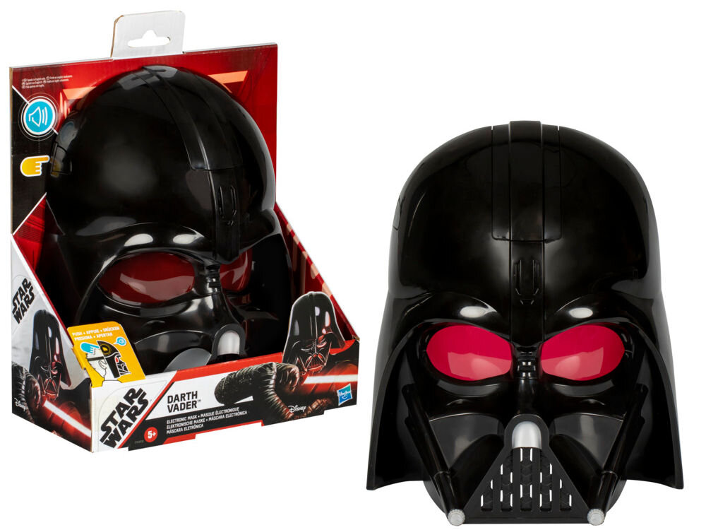 Maska HASBRO Star Wars Darth Vader F94985E0 Mężczyzna trzymający maskę Dartha Vadera blisko twarzy w dynamicznej pozie. Tło z motywem gwiezdnej mgławicy podkreśla filmowy charakter produktu z serii Star Wars.