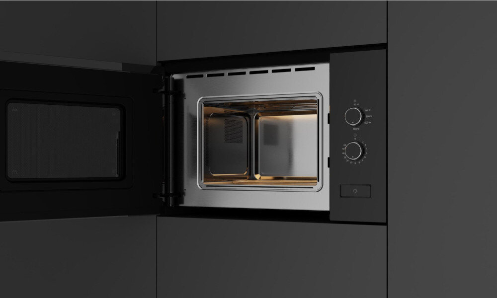 KUCHENKA MIKROFALOWA TEKA ML 820 FI BK Zdjęcie ukazuje tę samą kuchenkę mikrofalową w otwartej pozycji, z widoczną stalową komorą wewnętrzną i podświetleniem nadającym wnętrzu ciepły odcień. Na drzwiach oraz panelu bocznym widoczne są funkcje sterowania, a całość wykonana jest w spójnym stylu stal nierdzewna wnętrze solidność odporność na uszkodzenia elegancja wytrzymała komora urządzenia gładka estetyczna powierzchnia trwałe wykonanie