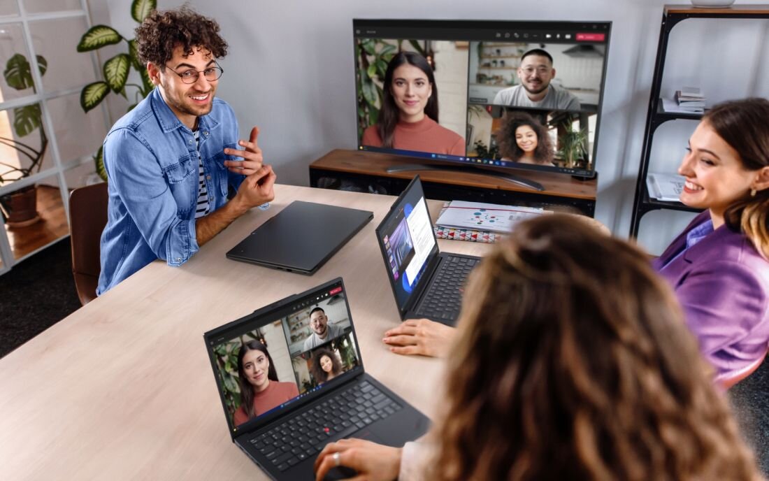 Grupa osób prowadzi wideokonferencję na laptopie Lenovo ThinkPad E14 Gen 7 z kamerą HD 720p IR w sali spotkań biurowych - Kamera HD 720p IR z mikrofonem dwukierunkowym