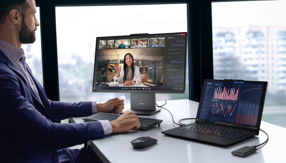 Osoba pracuje na laptopie Lenovo ThinkPad E14 Gen 7 podłączonym do monitora podczas wideokonferencji w biurze - Dla kogo jest ten laptop?